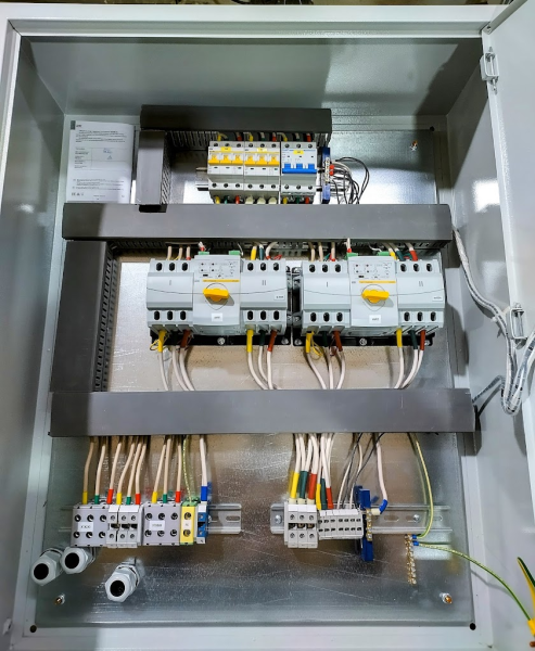 Щит аварийного переключения на три ввода УАВР-ШУ8253-14 63А 4.5кА 400В IP31 моноблоки IEK