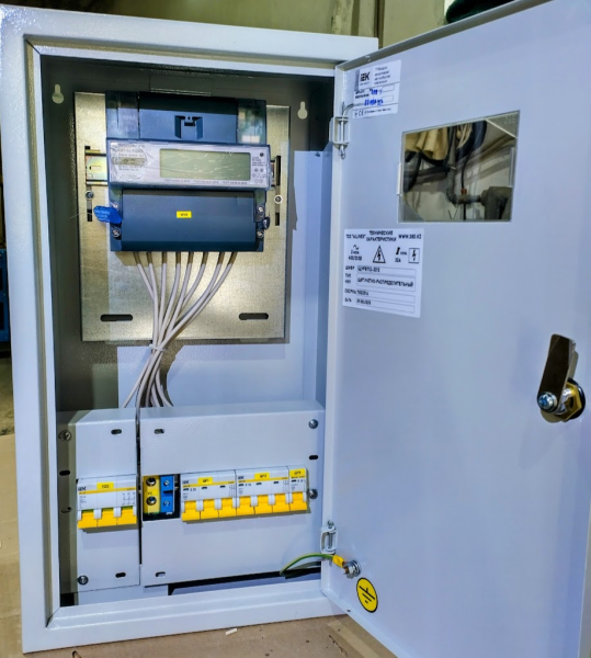 Щит учетно-распределительный ЩУРЭ1118-2604-В 63А 10кА 400/230V 1хWH IP31 IEK (ВРУ)