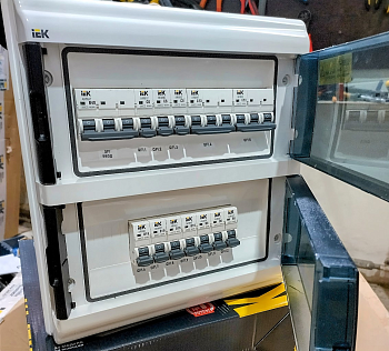 Пункт распределительный ARMAT ЩР1624-2470 40А 6кА 400/230В IP55 IEK