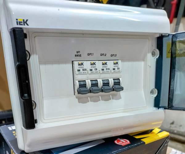 Щиток аварийного освещения ОЩВ9-4-25-6-П 25А 4.5кА 400/230В IP55 IEK