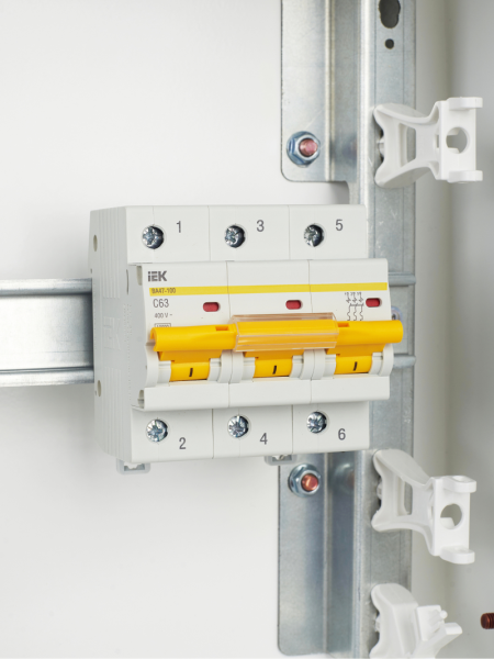 Автоматический выключатель ВА47-100 3Р 63А 10кА С IEK