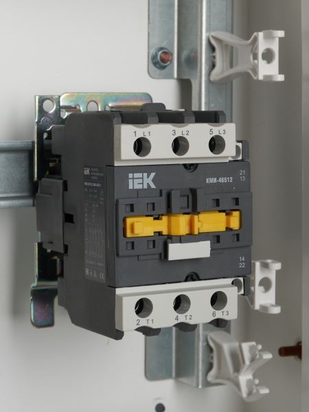 Контактор IEK КМИ-46512, 3Р, 65 А 30 кВт АС3, управление 230 В АС, 1NO+1NC 